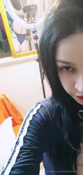 Something unexpected happens in the mirror xd 