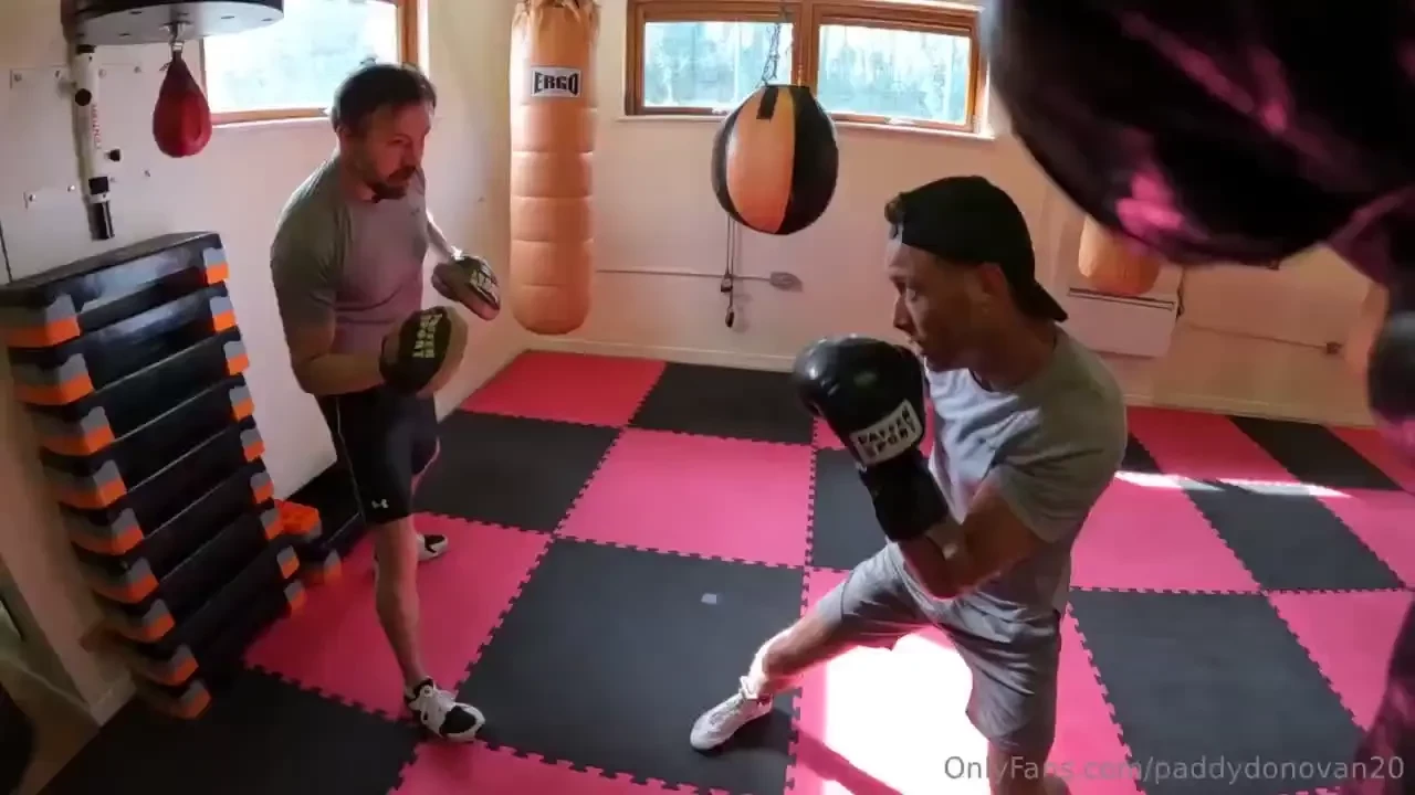 6 days to go until i fight keeping the hands sharp with coach andy lee 