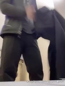 Not sexy at all this is what an unpretentious athlete changing scene