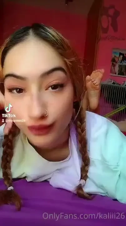 Angel mira mis patitas ricas 