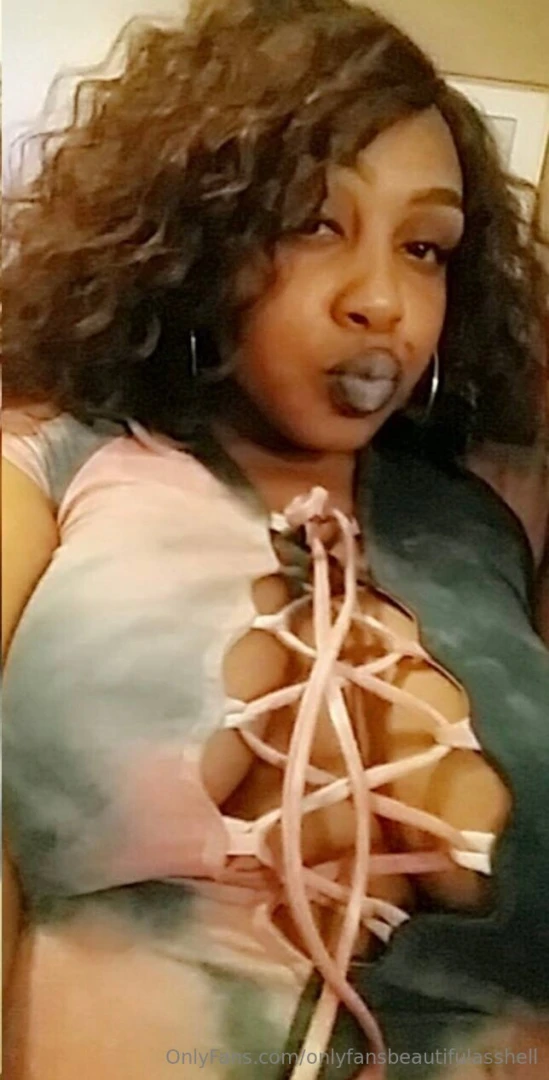 Come look at my pretty titties 