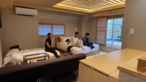 2 gay couple and their friend came onsen when the boyfriend got too