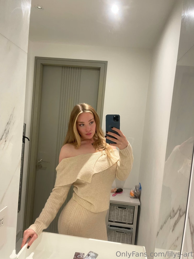 Catching every second to have a mirror selfie 