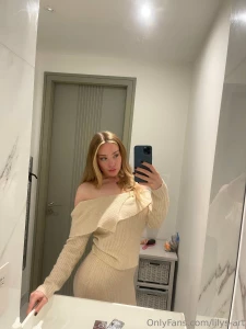 Catching every second to have a mirror selfie