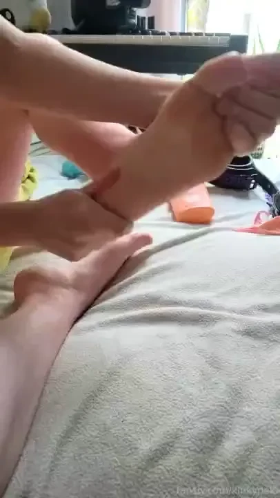 Happy feetfriday here s a 2m40 video of me putting hydrating cream on 