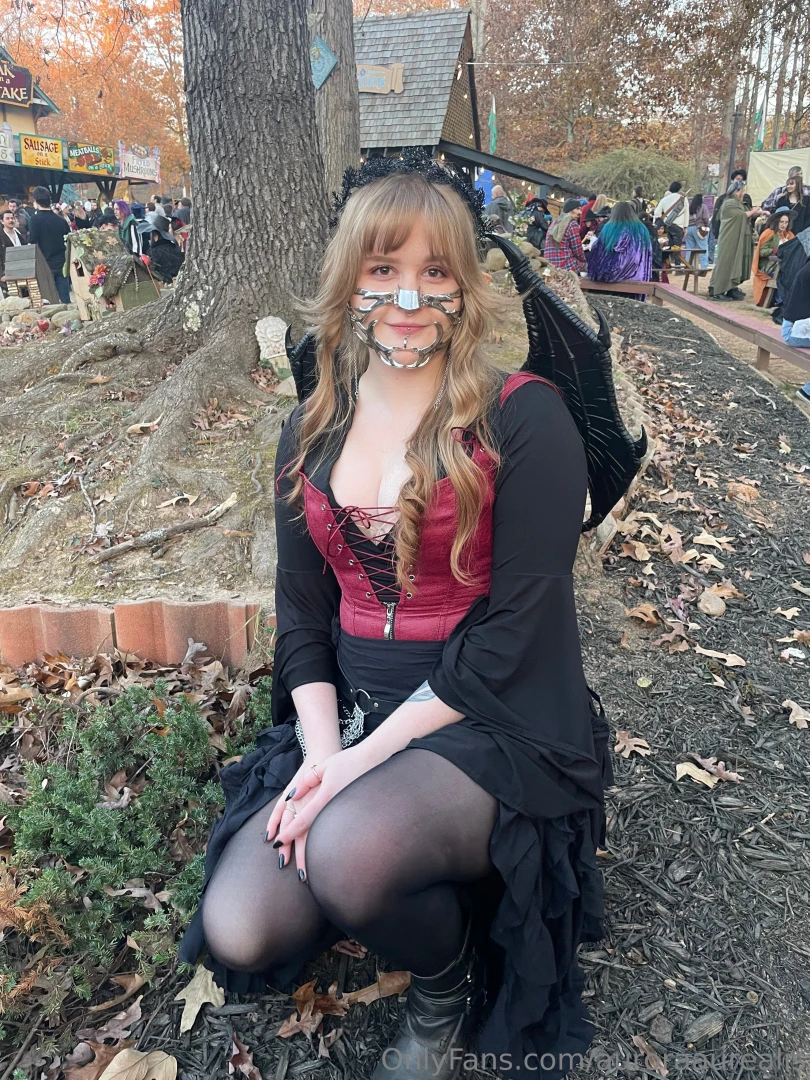 I had such a fantastic time at the fall fling renfest i love dressing 