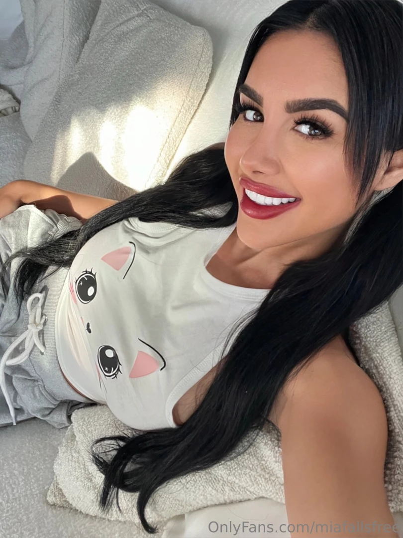 Feeling cute and horny at the same time today 