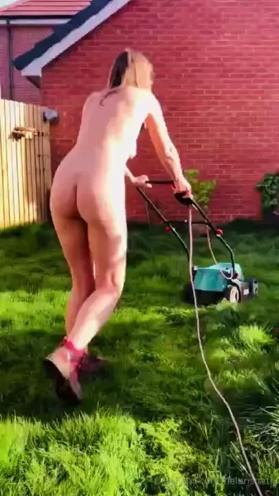 Asssss cuttin grasssss xx 