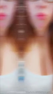 Some juicy cleavage to start the day