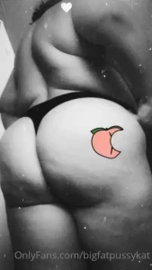 Do you like a big ass booty cum check out my vip page fatasspussykat