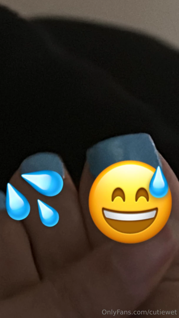 Blue toes so cute 