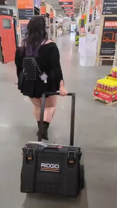 I want to try flashing my tiddies nest time c daddy and i went 