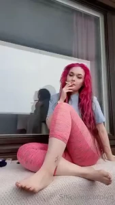 Smoking barefoot