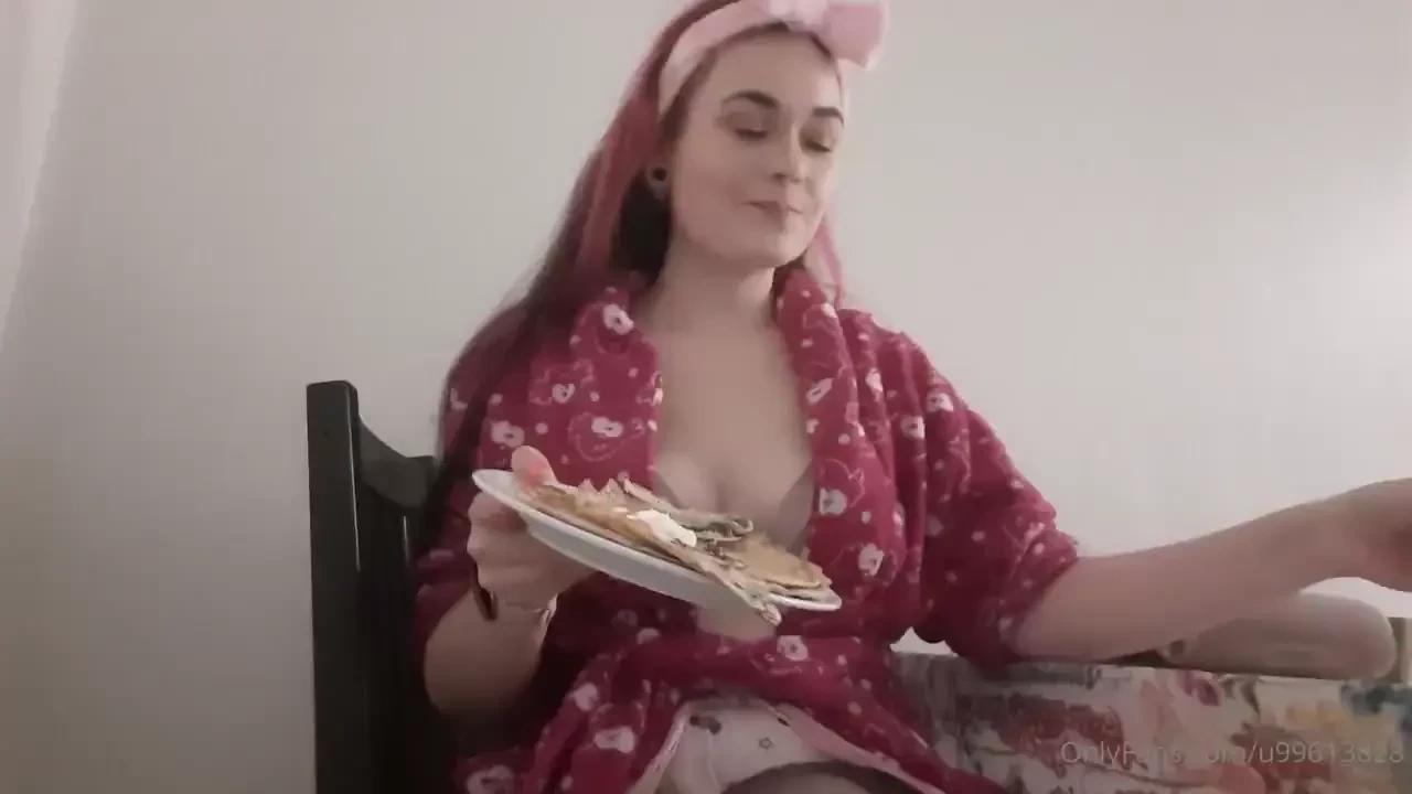 Mukbang eating pancakes 