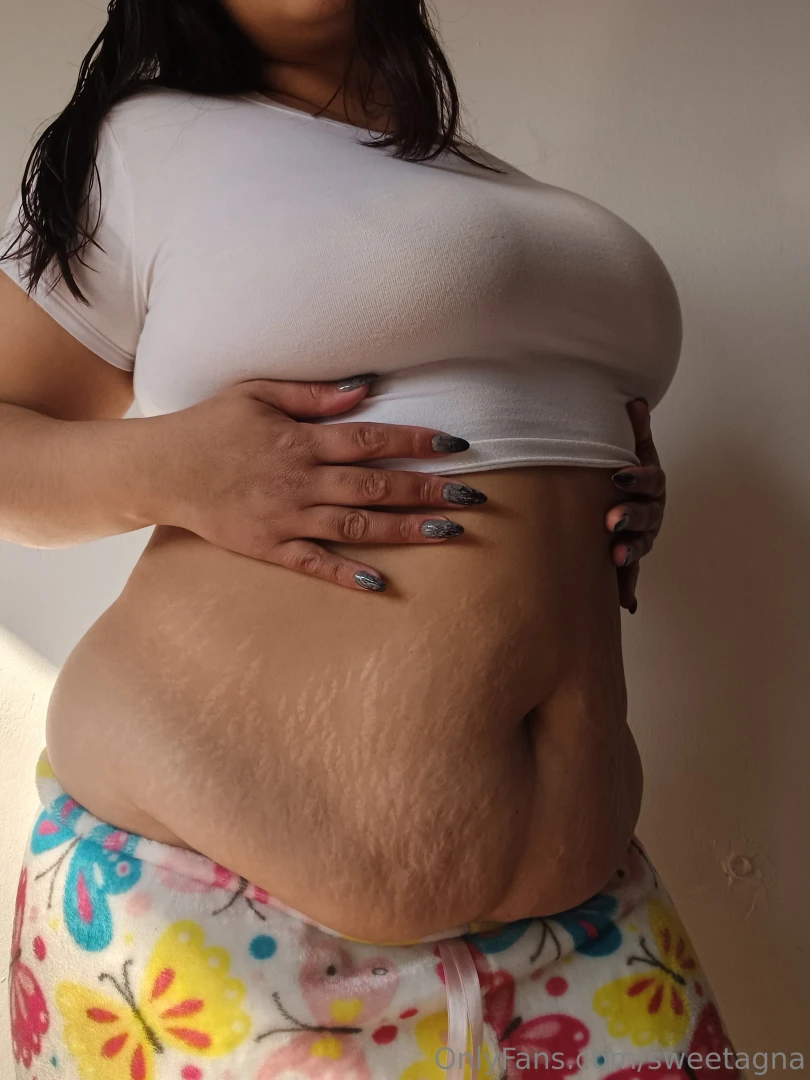 I would love a few kisses on my tummy to start the day 