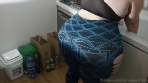 Mega latina ass in the kitchen