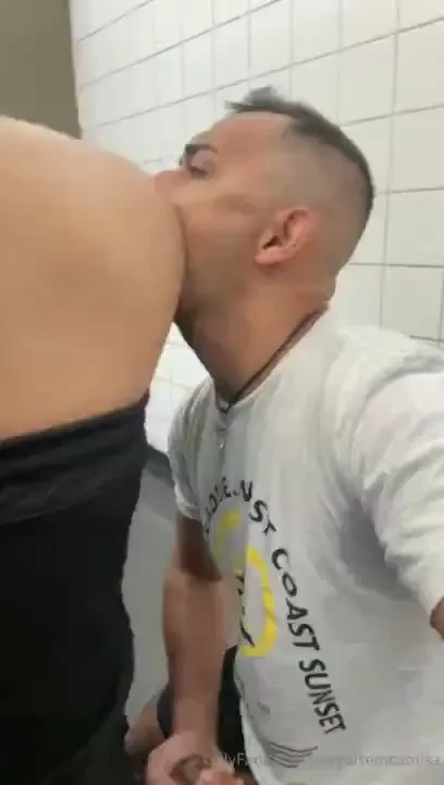 Chupando cu comendo o rabo e bebendo leite do passivo 