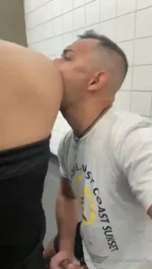 Chupando cu comendo o rabo e bebendo leite do passivo