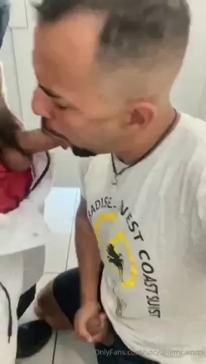 Macho mamando tres picas de desconhecidos no wc maldonattoproductions 