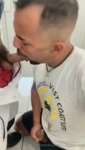 Macho mamando tres picas de desconhecidos no wc maldonattoproductions