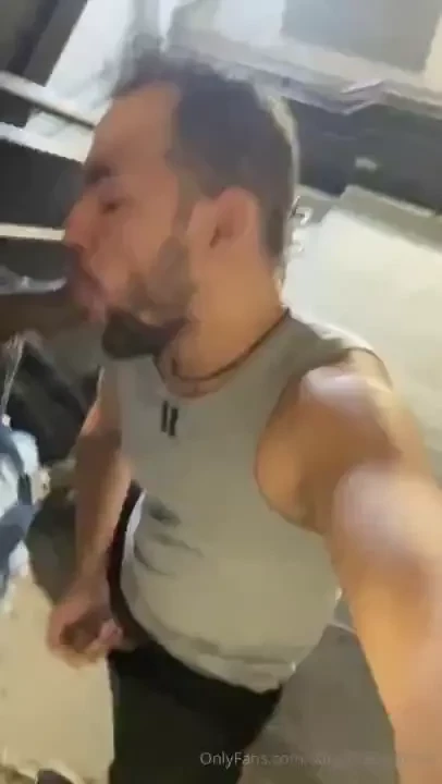 Esse macho fica cuidando dos carros no shopping onde costumo ir 