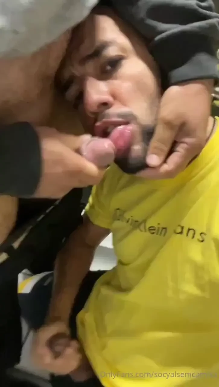 Peguei o cobrador de onibus e o motorista no box do banheiro do 