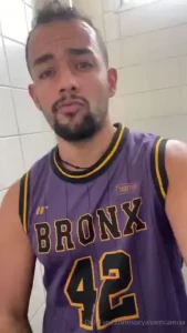 Um macho no banheiro da esta o de metr e tres desejos atendidos part 1