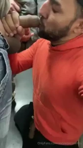 Quase duas hora no banheiro rendeu muita putaria bem gostosa que eu part 1