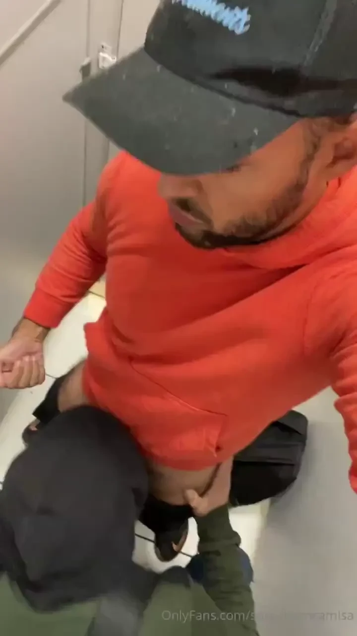 Quase duas hora no banheiro rendeu muita putaria bem gostosa que eu part 2 