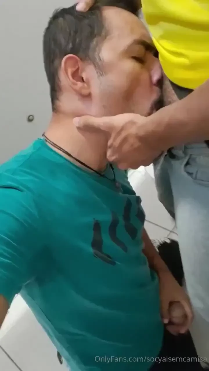 Hoje eu dei sorte e logo cedo trombei com dois negros deliciosos no 