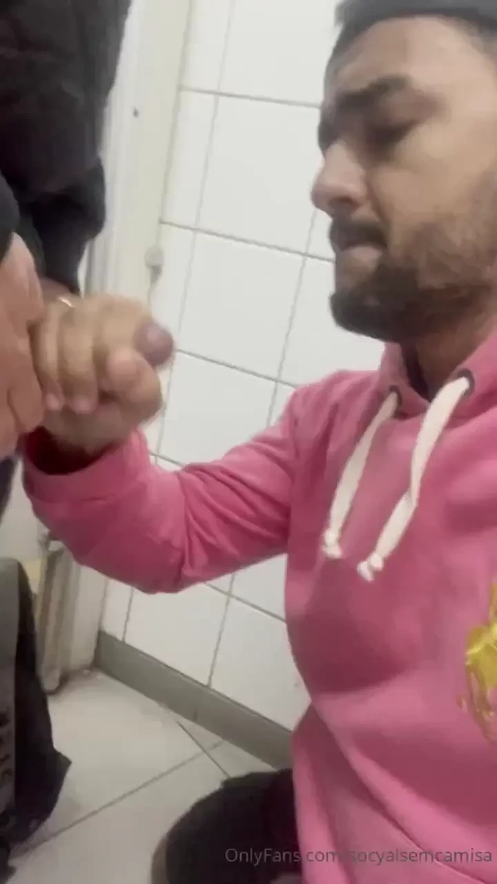 Mais uma manh pegando machos desconhecidos no banheiro da esta o de 