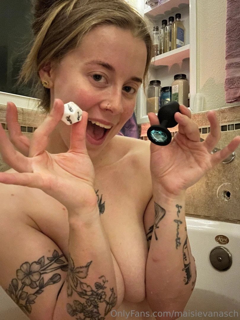 I just used the sexiest bath bomb ever look at my cute prizes but part 3 