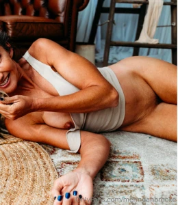 Does paint me like one of your french girls mean this or this let me part 2