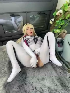 Gwenom le pide ayuda a spiderman mira como termino cual es tu fav