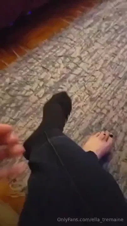 Tirando a meia ap s um longo dia de trabalho gosta de p s 