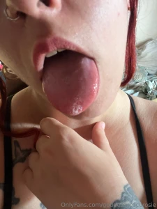 Xmas vibes for everyone a tongue kiss to celebrate this beautiful 2024