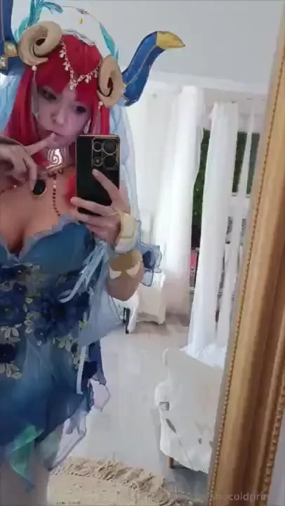 Nilou was changing in the dressing room and had no idea that someone 