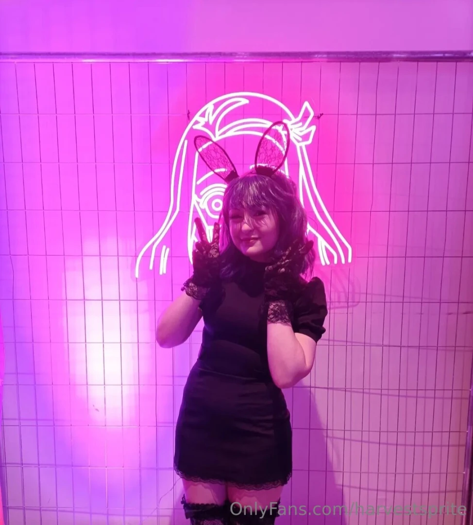 Would it be cool if i post cute dumb outfits looks and cosplay stuff 