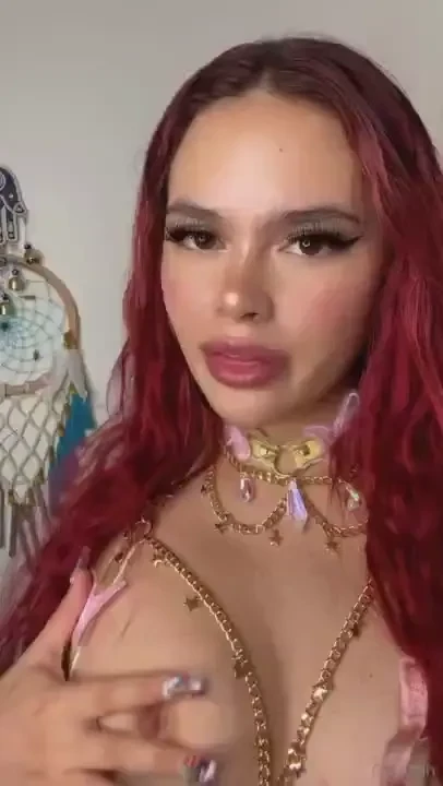 Juguetear con mis tetas as me deja toda cachonda y mojadita 