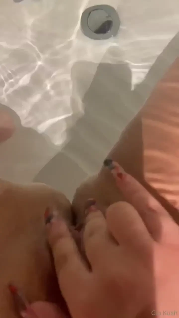 S lo soy una sirena mostrando la pussy y consinti ndola 