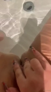 S lo soy una sirena mostrando la pussy y consinti ndola