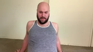 Aliens made me grow into a giant until i filled my whole room
