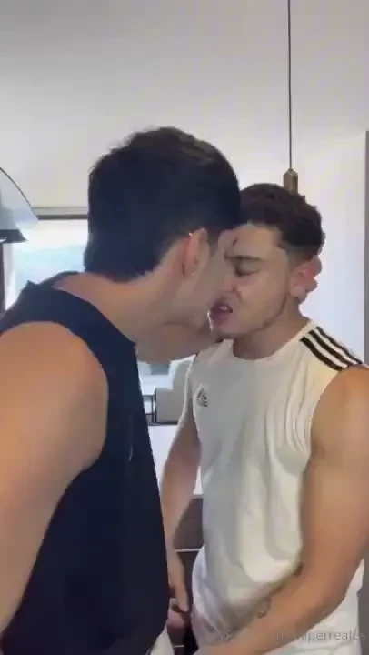 Nos conocemos de hace varios a os por que nuestras familias son 