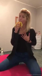 Oohhh banana i m thinking of sucking a huge cock right now subscribe