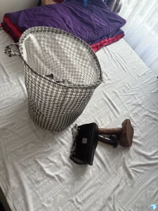 I was doing laundry but when i look at me i can t help to open my legs