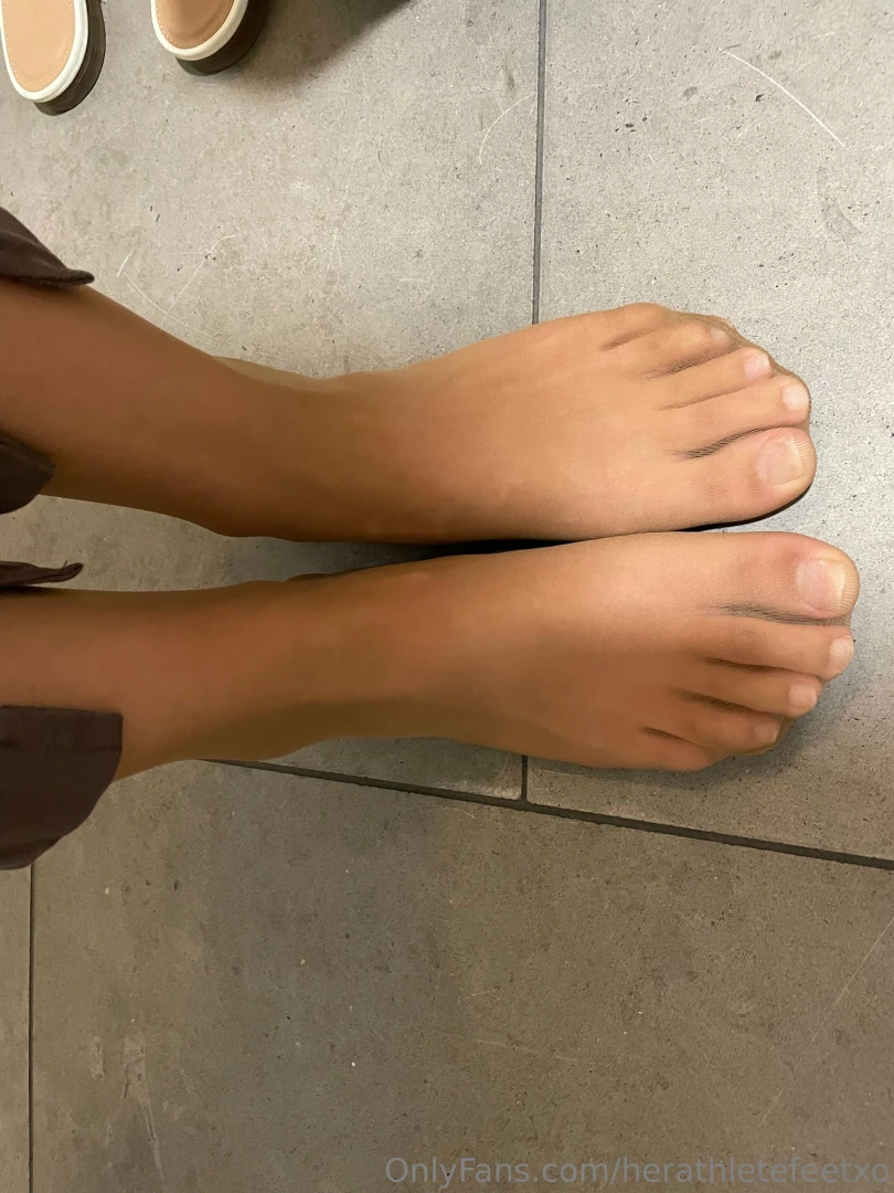 herathletefeetxo - Sneaky foot pics at work enjoy part 2 