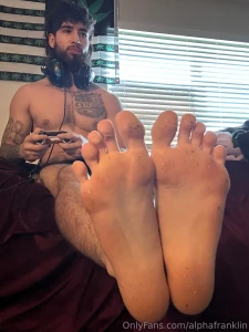 I m busy playing the game loser clean my feet then do my laundry and