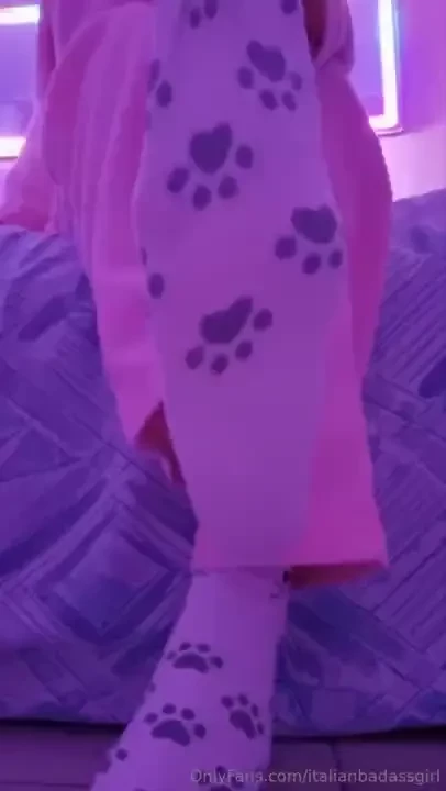 Toglimi le calze e assapora i miei piedini in tutto il loro splendore 