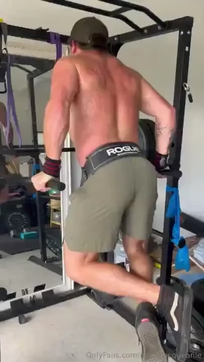 I love getting a heavy lift in on a saturday morning weighted dips 