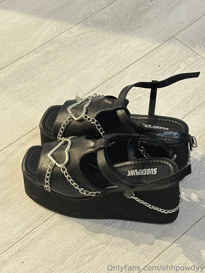 This shoes look cool but in fact very uncomfortable 